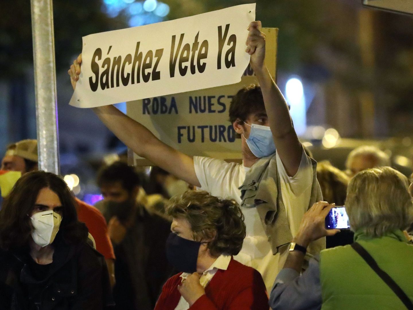 Decenas de madrileños participan este viernes, frente a la sede del PSOE en la madrileña calle Ferraz. (EFE) 