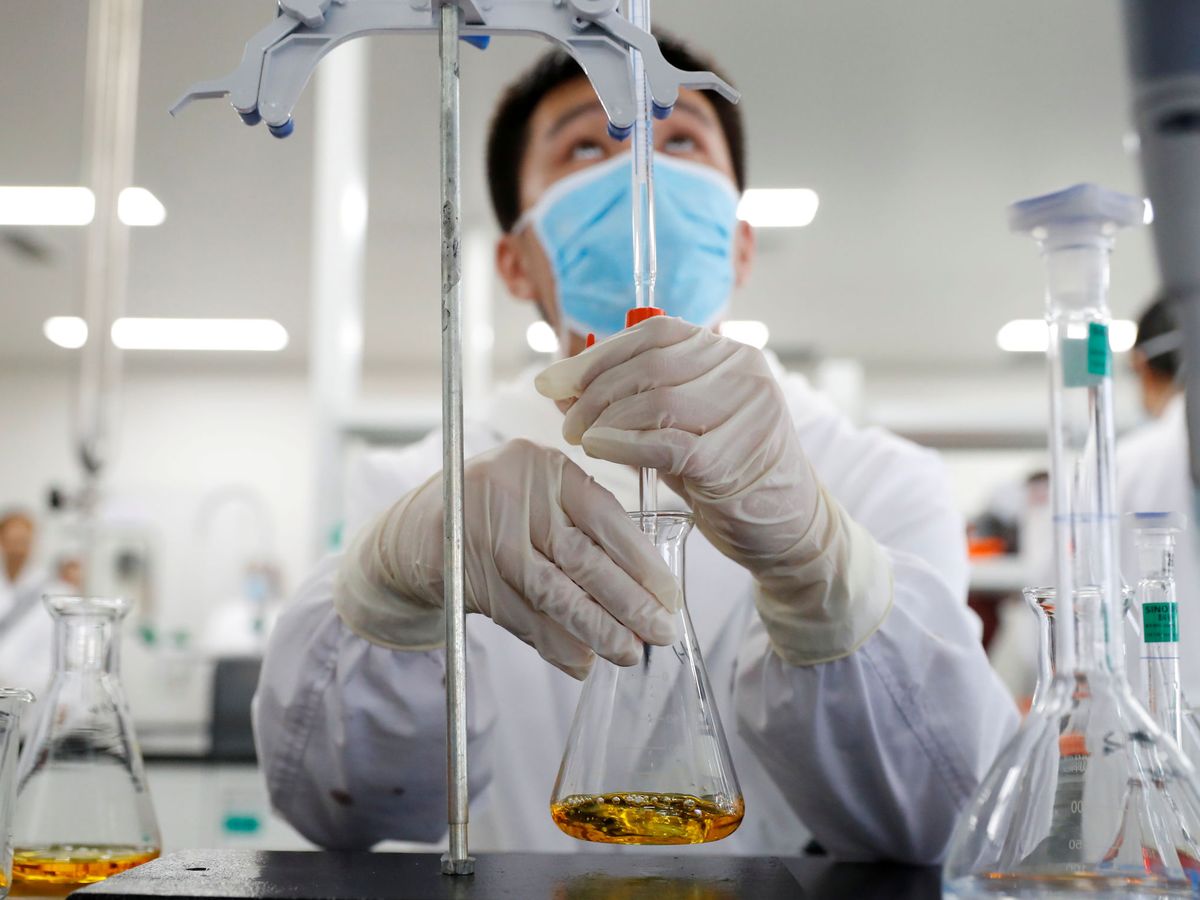 Foto: Un investigador trabaja en la vacuna contra el covid en el laboratorio de la farmacéutica china Sinovac Biotech. (Reuters)