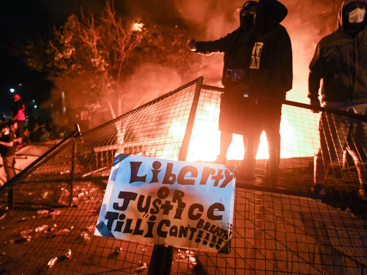 Foto: Noche de protestas en Mineápolis por la muerte de George Floyd. (EFE)