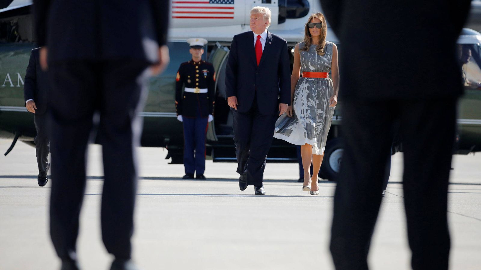 Foto: Donald Trump y la Primera Dama Melania Trump caminan hacia el Air Force One para regresar a Washington tras la cumbre del G20 en Hamburgo. (Reuters)