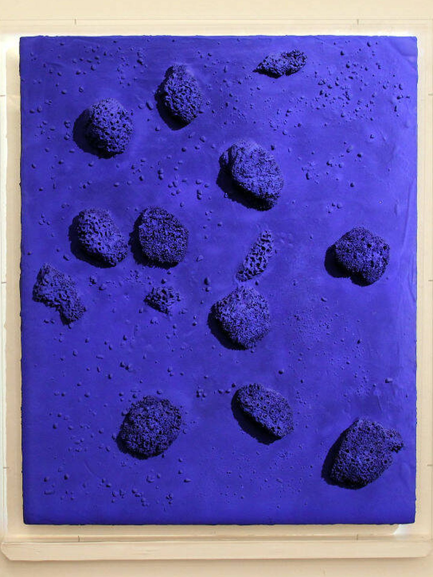 Cuadro de esponjas teñidas de azul Klein, obra de Yves Klein, expuesto en Londres en 2010. (Getty)