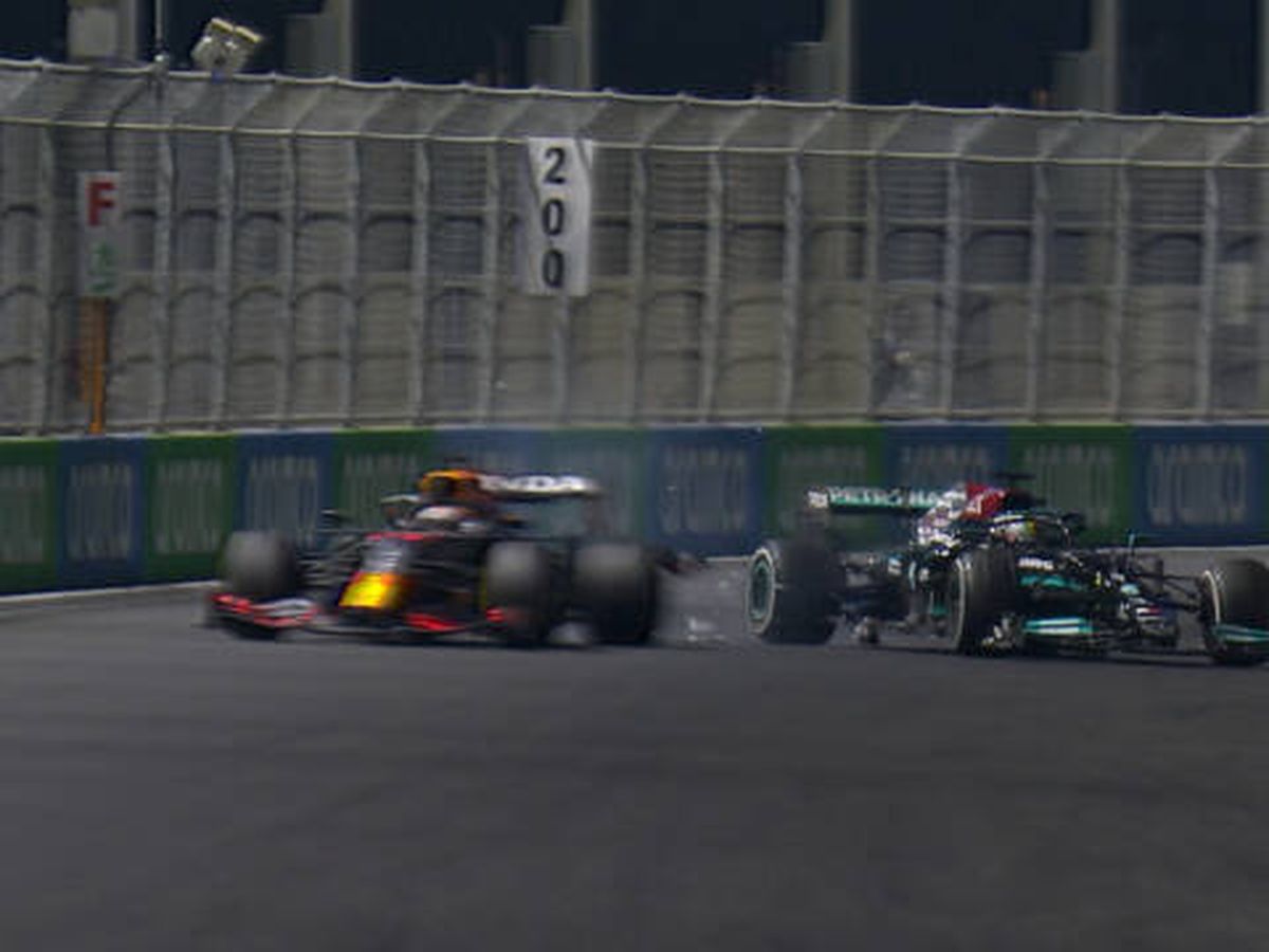 Foto: El momento en que Hamilton acaba de embestir por detrás a Verstappen. (@F1)