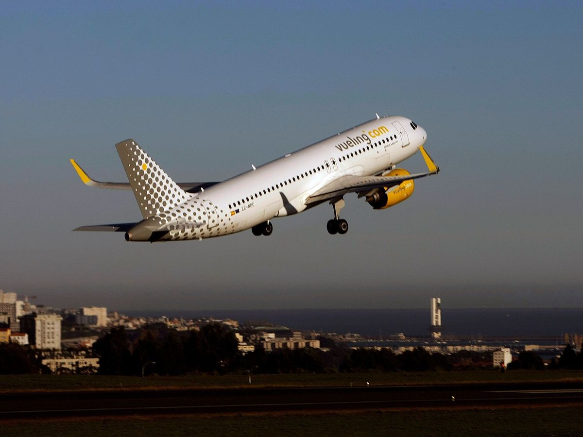 Foto: Vista de un avión en el Aeropuerto de A Coruña. (EFE)