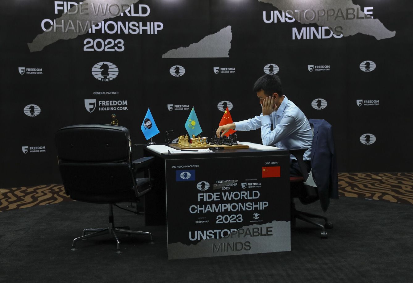 Ding Liren, solo en el tablero, durante una partida del Mundial. (EFE)
