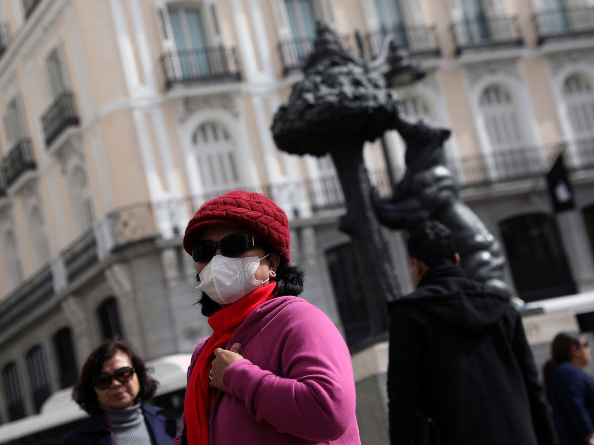 Foto: Una turista con mascarilla en la Puerta del Sol de Madrid. (Reuters)