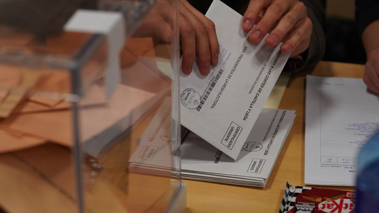 Así se gestiona el voto correo de cara a las próximas elecciones: desde la solicitud del ciudadano hasta su llegada al colegio electoral