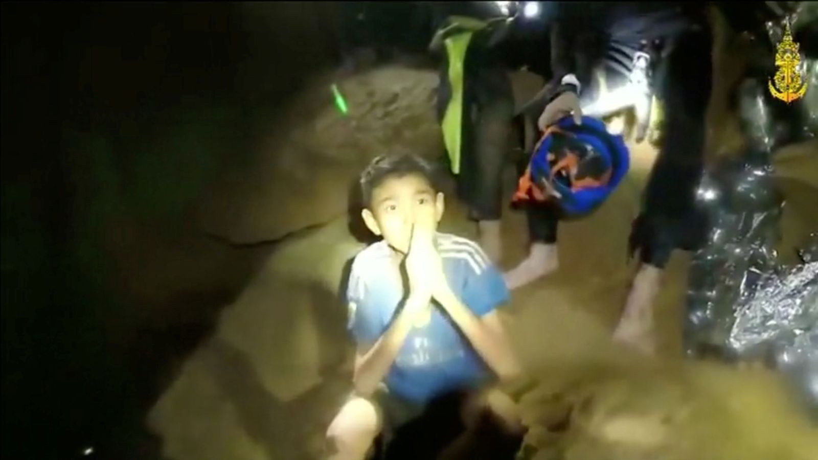 Foto: Los niños atrapados en la cueva de Tham Luang, tras ser encontrados por los equipos de rescate.
