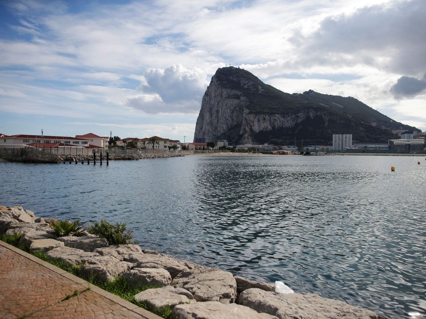 El Peñón de Gibraltar desde La Línea de la Concepción, España. (Reuters)