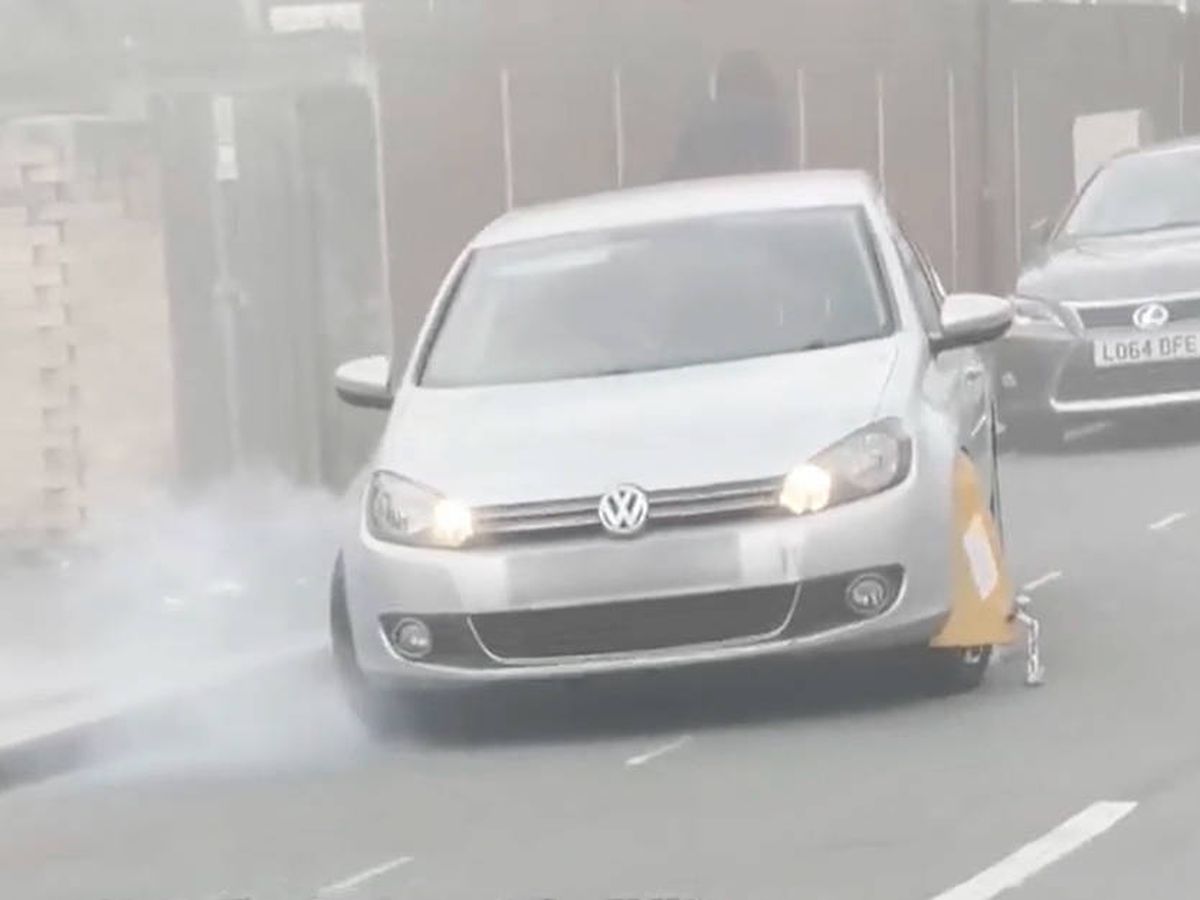 Foto: El humo comenzó a salir mientras el coche trataba de escapar con el cepo (YouTube)