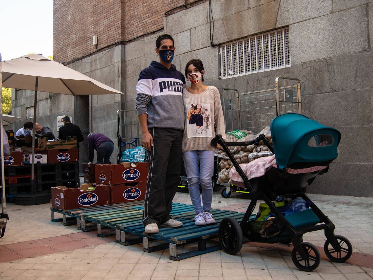 Foto: Javier y Brenda esperando para recoger sus alimentos en una organización de Tetuán. (Carmen Castellón)