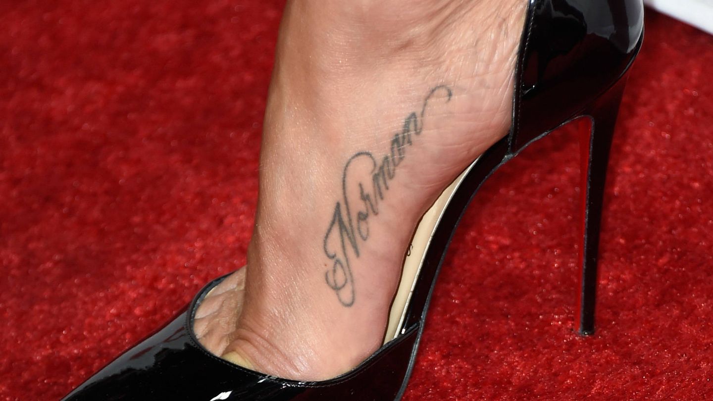  Jennifer Aniston lleva tatuado el nombre de su fallecido perro. (Getty)