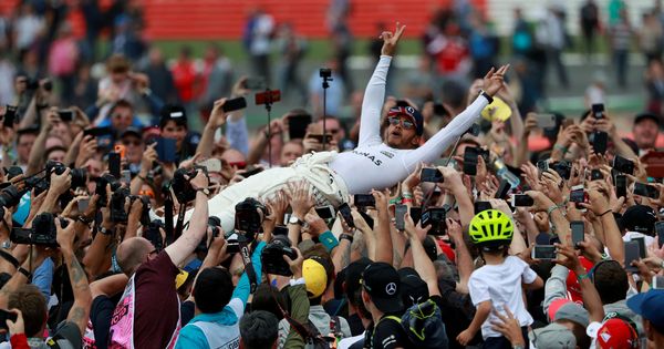 Foto: Lewis Hamilton, manteado en el GP de Gran Bretaña. (Reuters)