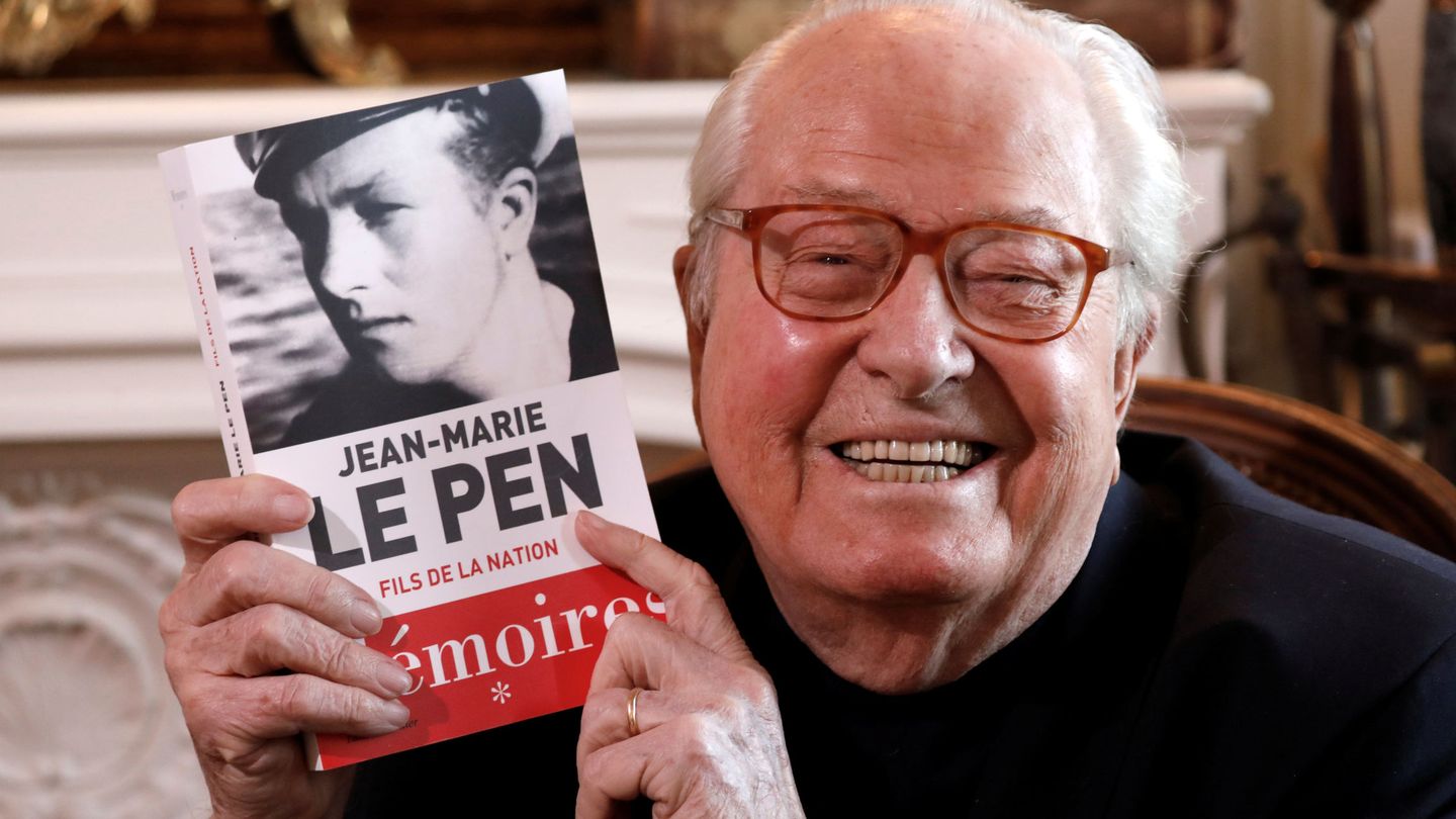 Jean-Marie Le Pen con su biografía en 2018. (Reuters)    