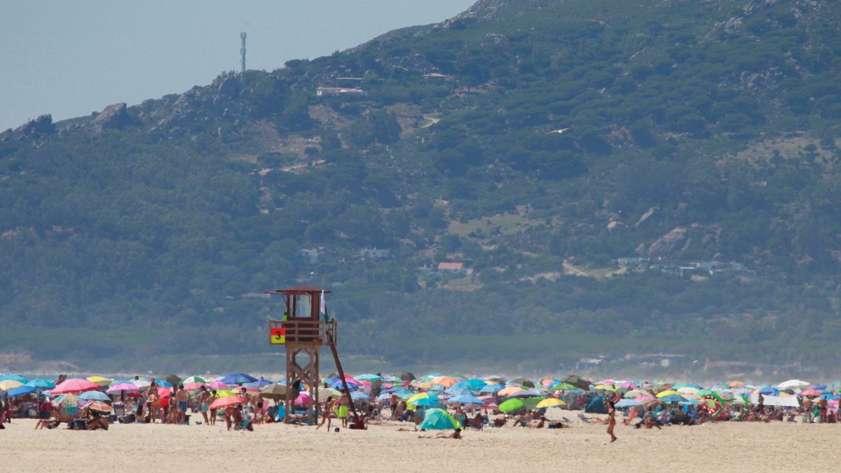 Dos décadas de vertido que pone en riesgo el baño en la playa de los famosos en Cádiz