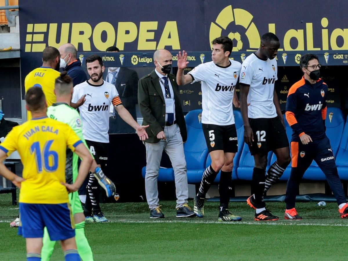 Foto: El defensa francés del Valencia, Mouctar Diakhaby, abandona el terreno de juego junto a sus compañeros tras recibir supuestos comentarios racistas durante el partido de Liga ante el Cádiz. (EFE)