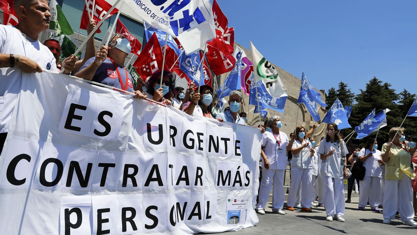 El personal de La Paz reclama la contratación urgente de personal por la saturación de los servicios y el colapso de urgencias. (EFE/Luis Millán) 