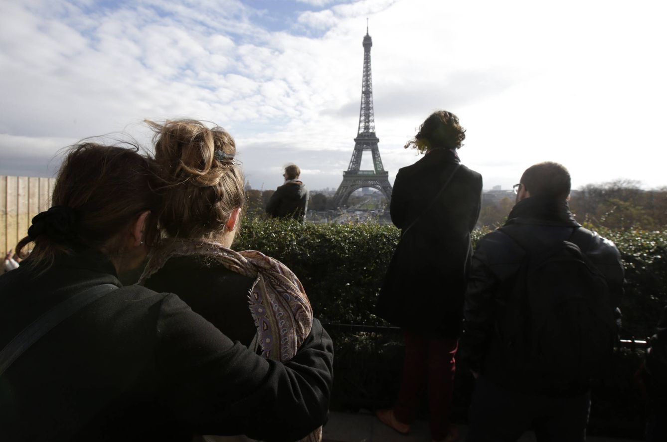 Foto: Tributo a las víctimas de los ataques de París ante la Torre Eiffel, el 16 de noviembre de 2015 (Reuters).