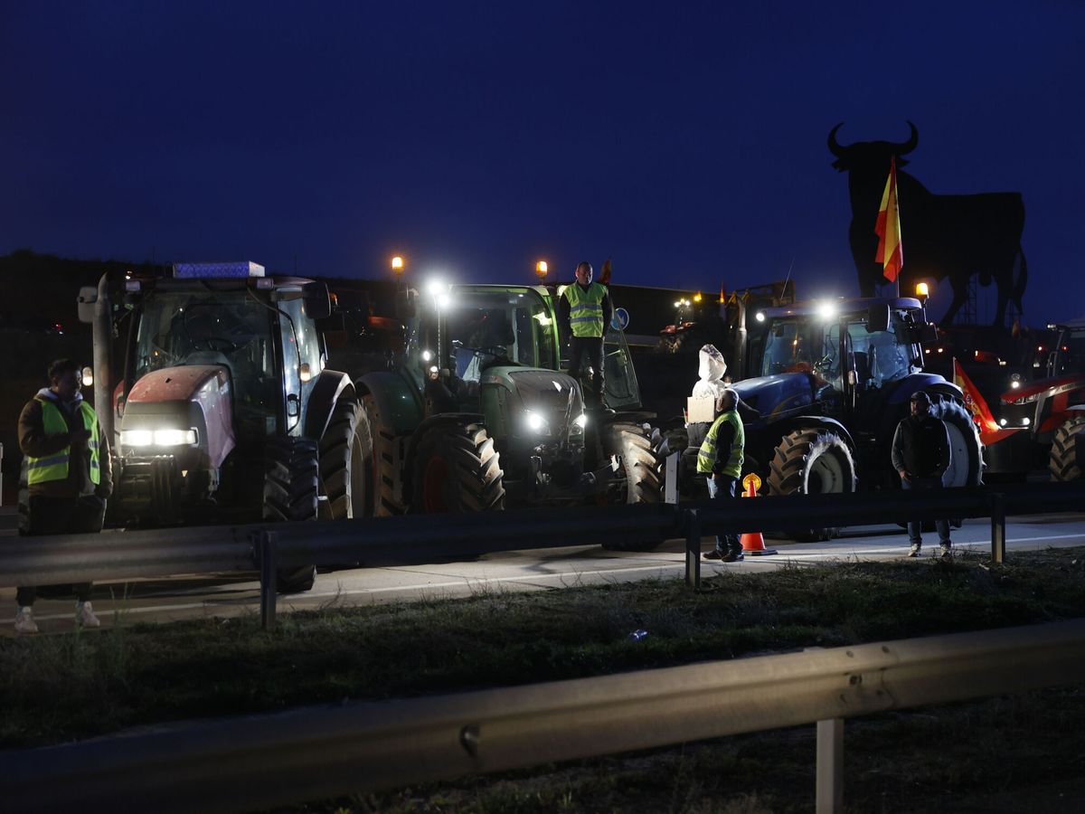 Foto: Vista de la concentración de tractores es en la A4 a la altura de Toledo. (EFE//Ismael Herrero)