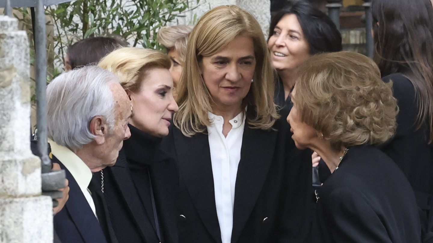 María Zurita, con nuevo perfil, en el funeral. (Gtres/Jesús Briones)
