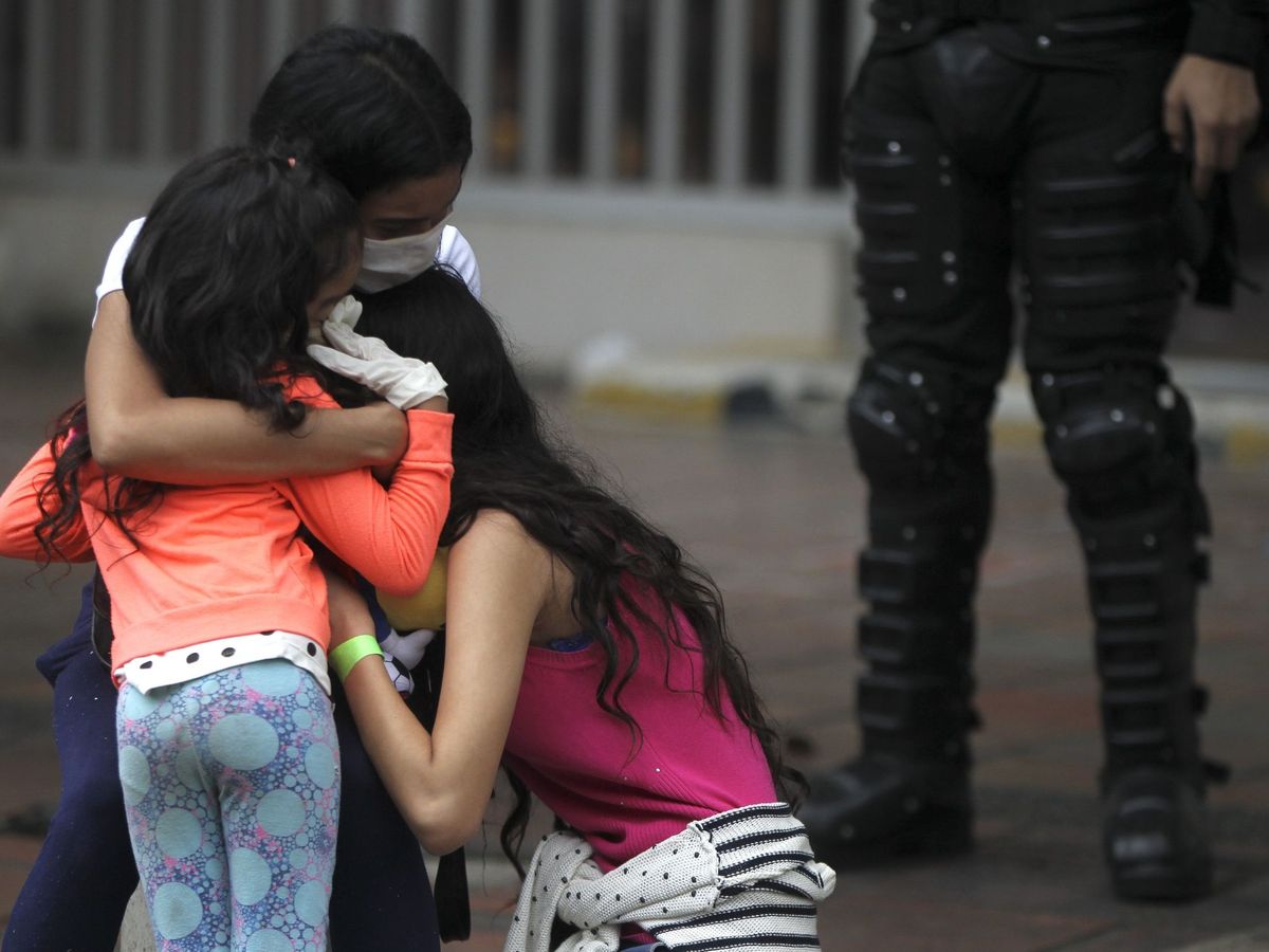 Foto: Una mujer venezolana llora al despedir a sus familiares este martes, durante su traslado en 10 buses desde Cali hasta la frontera con su país en Cúcuta. (EFE)