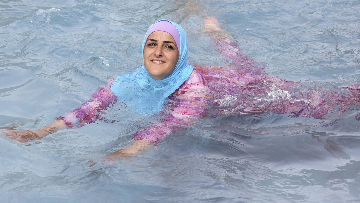 Polémica en Francia: un parque acuático crea una jornada de 'burkini' para musulmanas