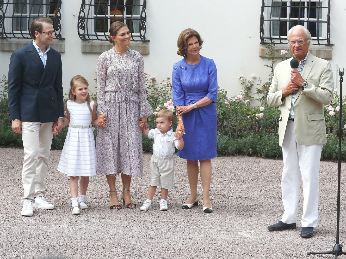 Los príncipes herederos y sus hijos junto a los reyes de Suecia. (Getty)
