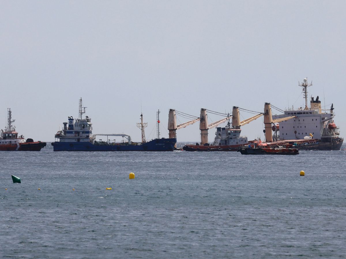 Foto: Vista del buque OS35, varado al este de Gibraltar. (EFE/Ragel)