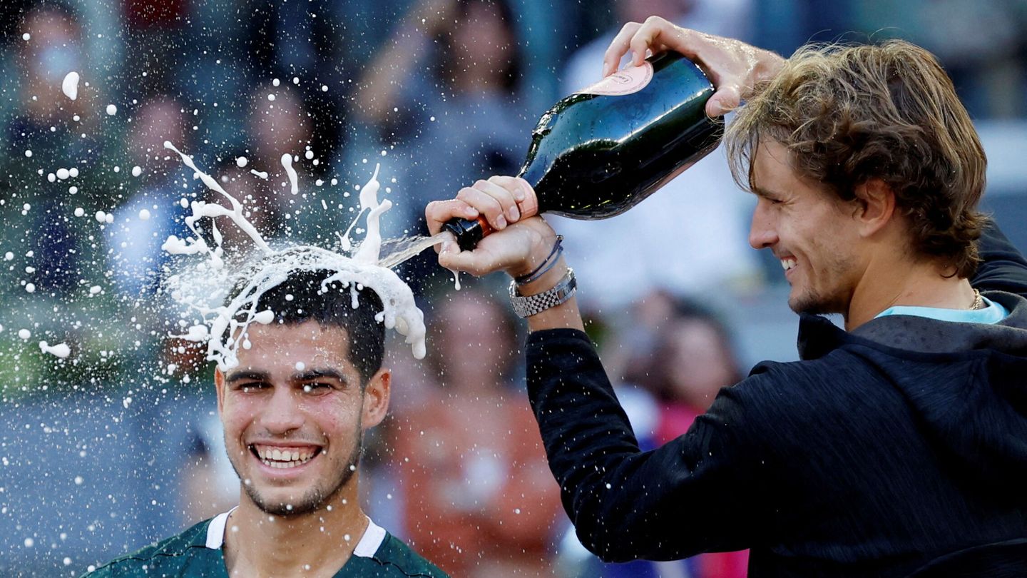 Carlos Alcaraz sonríe tras ganar el Masters 1.000 de Madrid. (Reuters/Juan Medina)