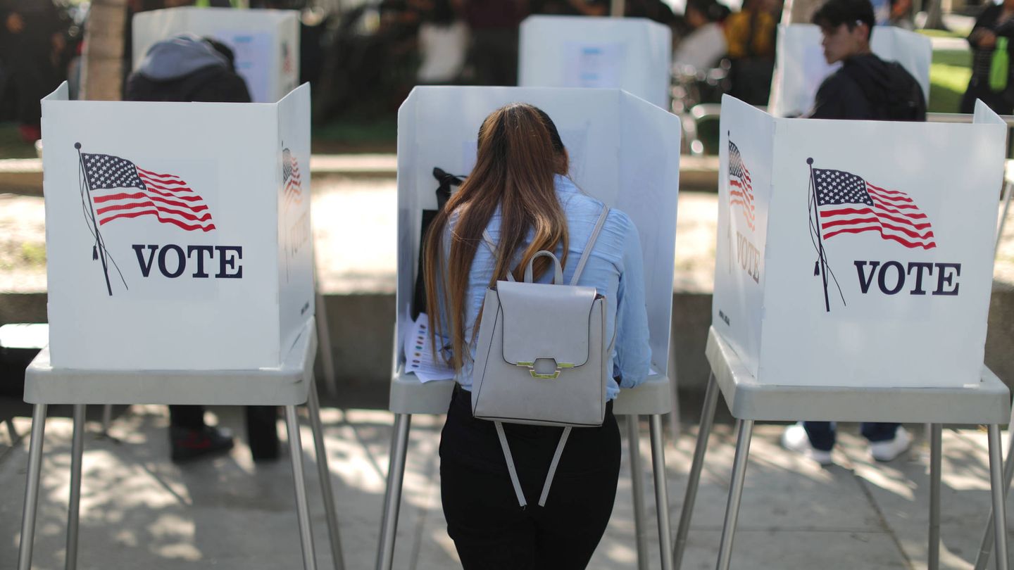 Desteny Martinez, de 18 años, vota por primera vez en las elecciones legislativas, en Norwalk, California. (Reuters) 