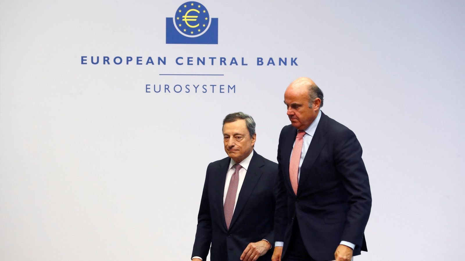 Foto: Draghi y Guindos en la sede del BCE. (Ralph Orlowski/Reuters)