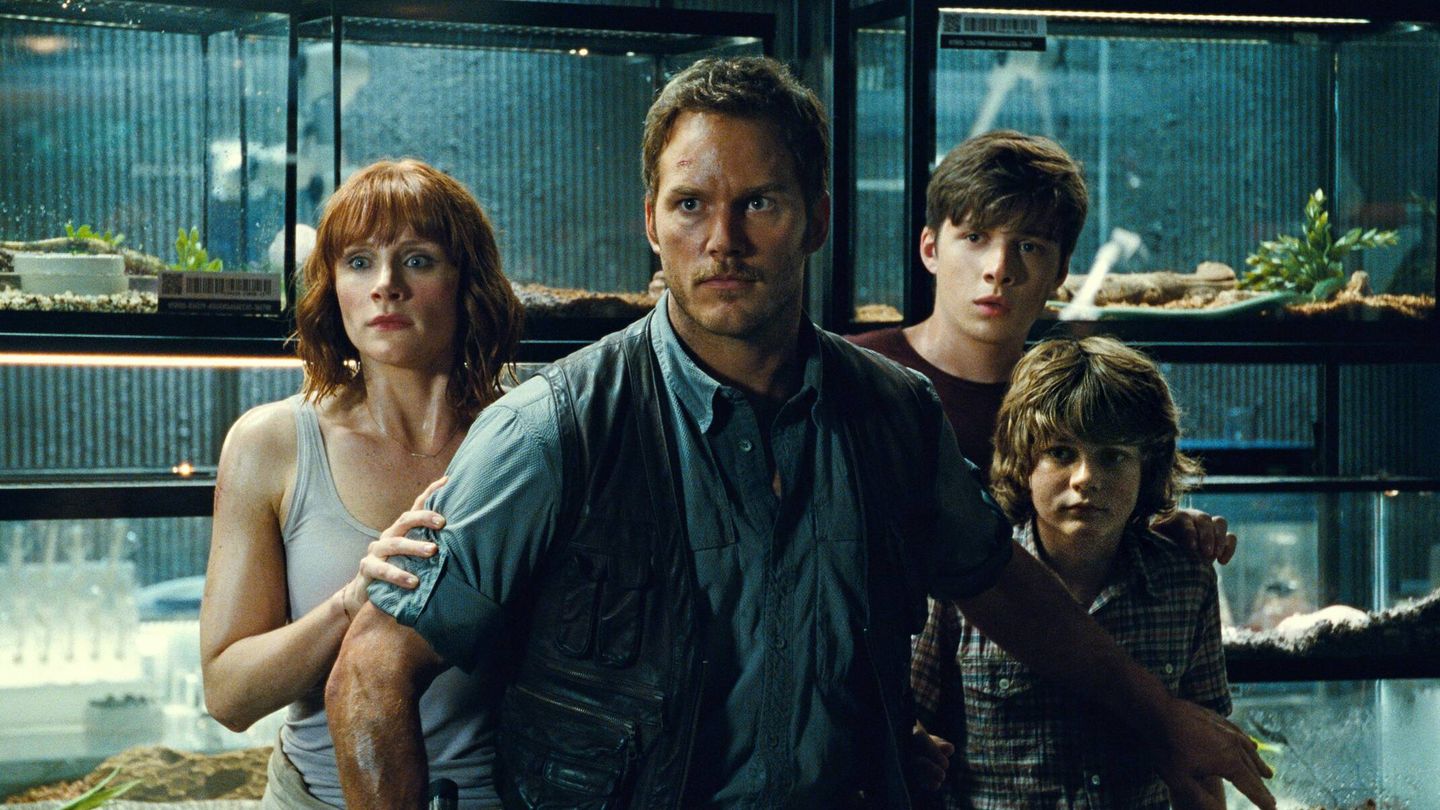 Dallas Howard, Pratt y los niños, ante las nuevas especies de dinosaurios en 'Jurassic World'. (Universal)