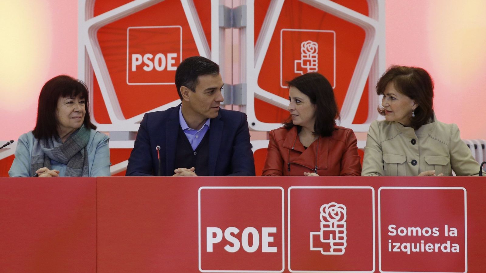 Foto: Pedro Sánchez, con Cristina Narbona (i), Adriana Lastra y Carmen Calvo, en la ejecutiva de este 18 de febrero en el palacio de Neptuno de Madrid. (EFE)