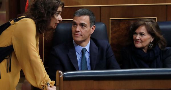 Foto: La ministra de Hacienda, María Jesús Montero (i), conversa con el presidente del Gobierno, Pedro Sánchez, y la vicepresidenta, Carmen Calvo. (EFE)