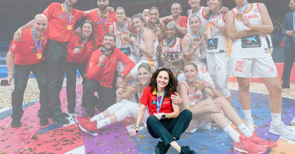 Foto: Susana Ferreras, sentada en el centro, durante la celebración de la victoria en el último Eurobasket. (FEB)