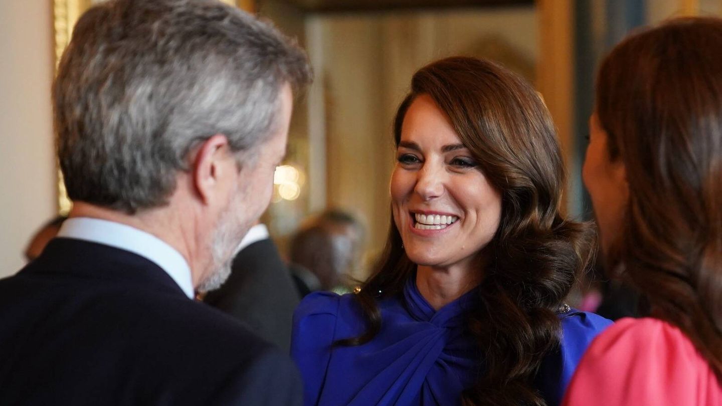 Kate Middleton saludando a los príncipes daneses. (Cordon Press)