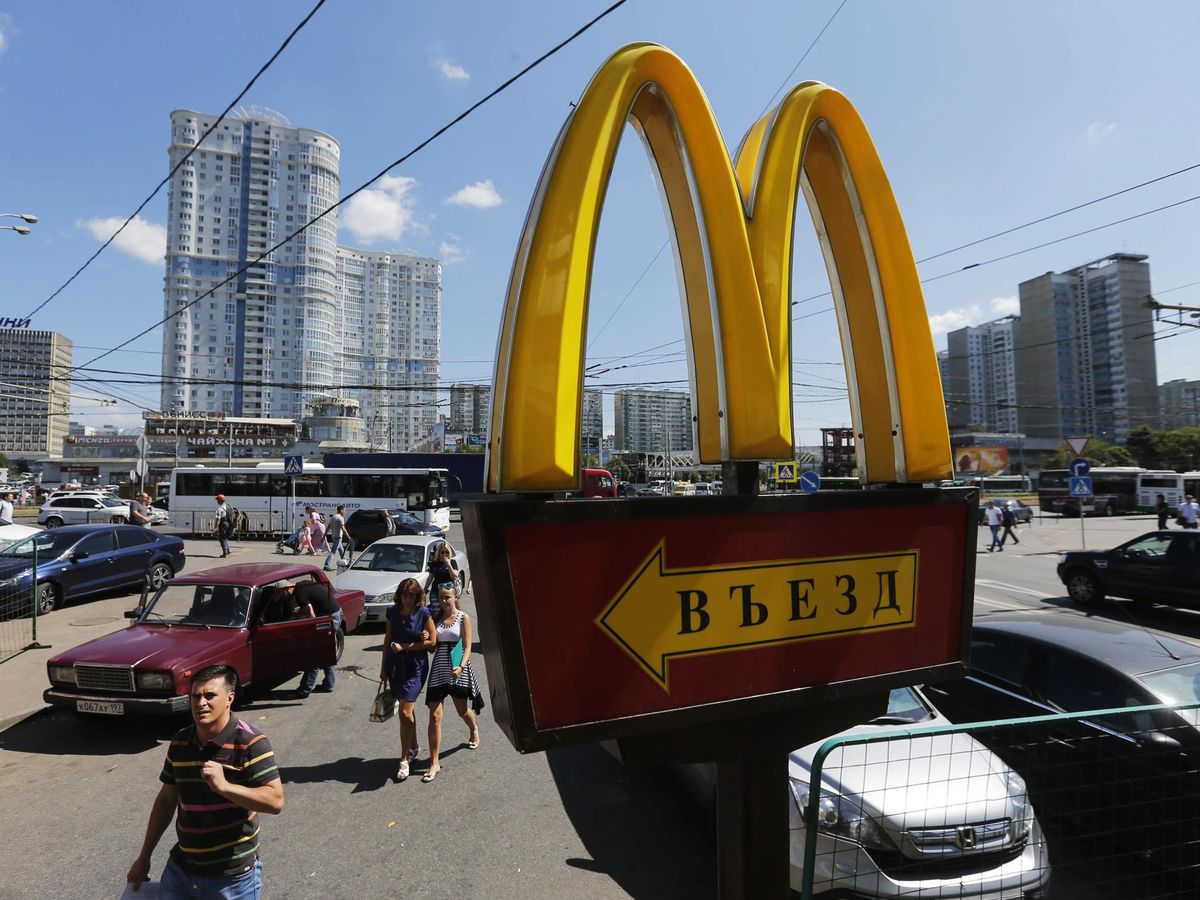 Foto: El logo de McDonald's en uno de sus restaurantes a las afueras de Moscú, en 2014 (Reuters)