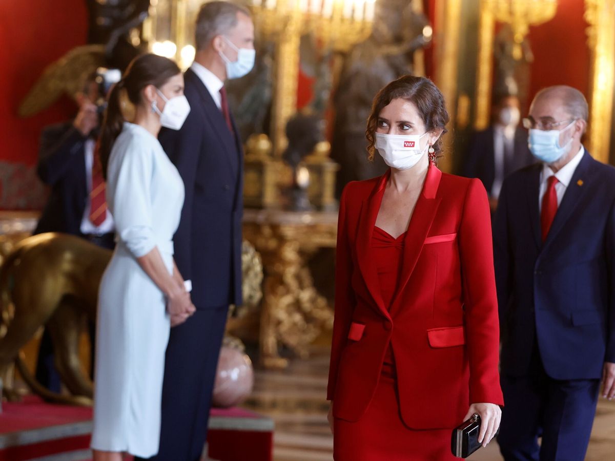 Foto: La presidenta de la Comunidad de Madrid, Isabel Díaz Ayuso, durante la recepción ofrecida por los reyes en el Palacio Real con motivo de la Fiesta Nacional. (EFE)
