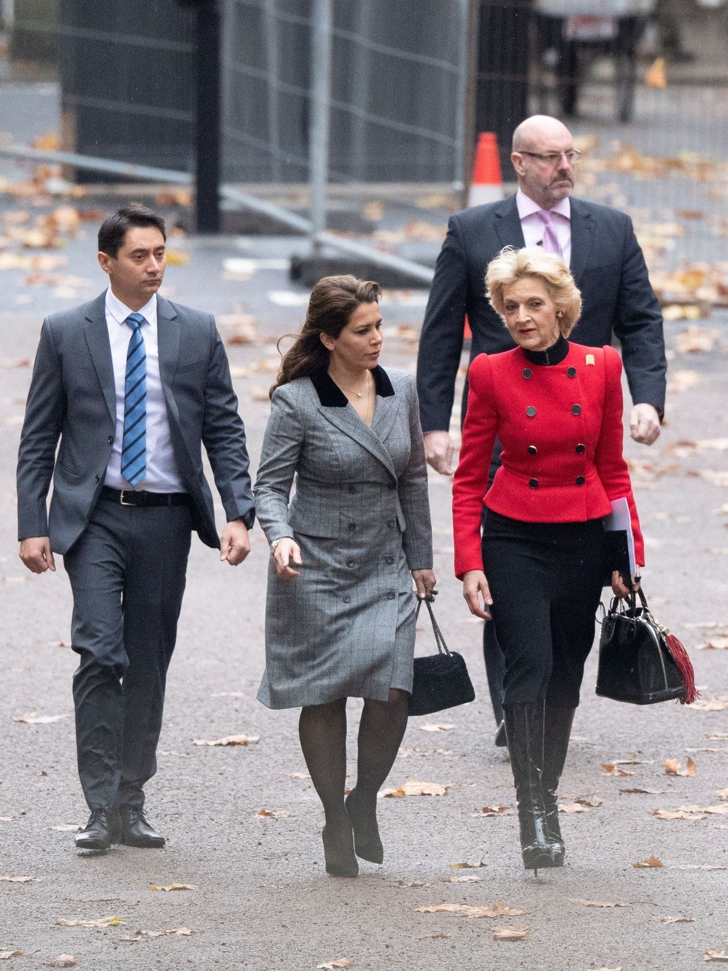 La princesa Haya, junto a sus abogados  durante el proceso judicial. (EFE)