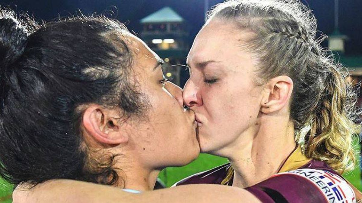 Dos jugadoras de rugby se besaron en público. Y la cosa no quedó ahí