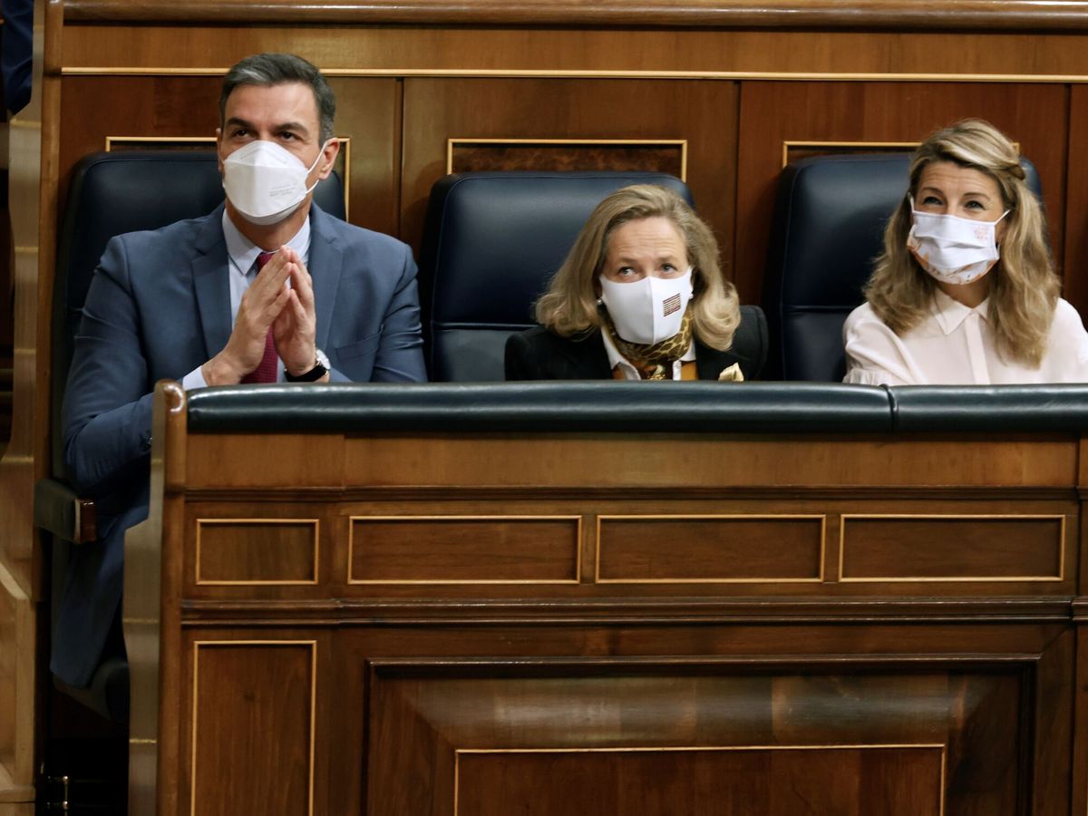 Foto: Pedro Sánchez, Nadia Calviño y Yolanda Díaz, en el Congreso. (EFE/Javier Lizón)