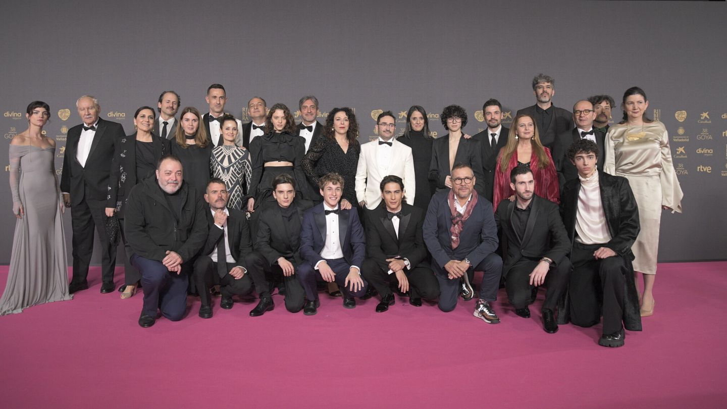 Parte del equipo de 'La Sociedad de la nieve' posa en la alfombra rosa previa a la gala de la 38ª edición de los Premios Goya. (Europa Press)