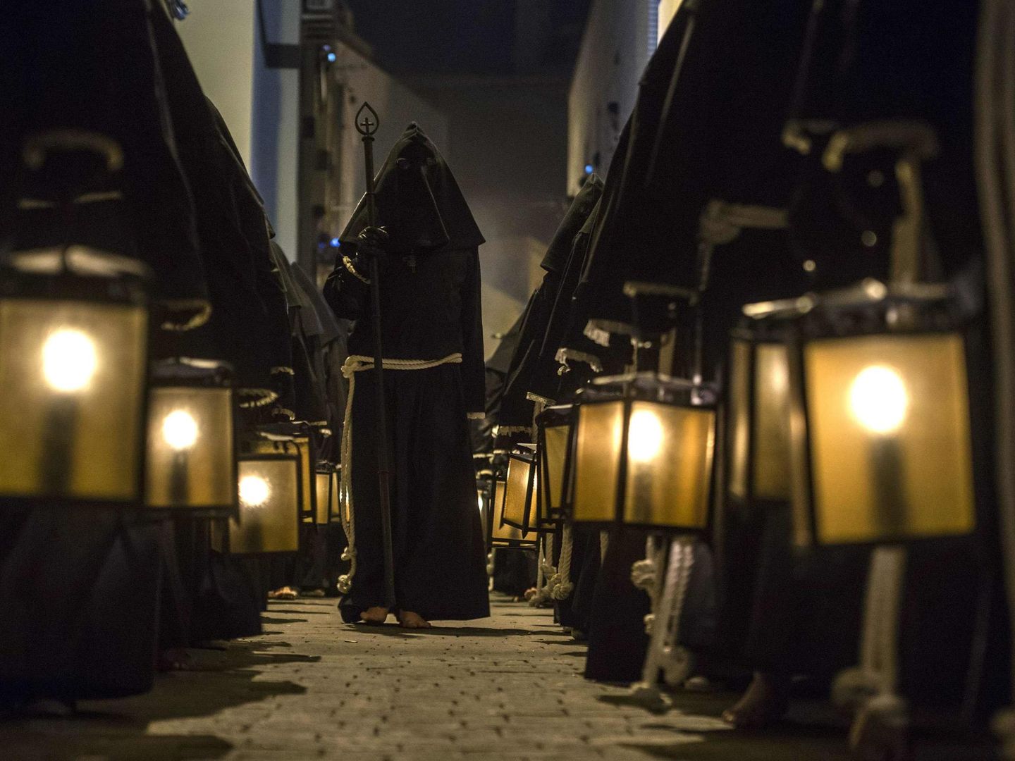 Penitentes de la Cofradía del Perdón durante una procesión en Almería (Reuters).
