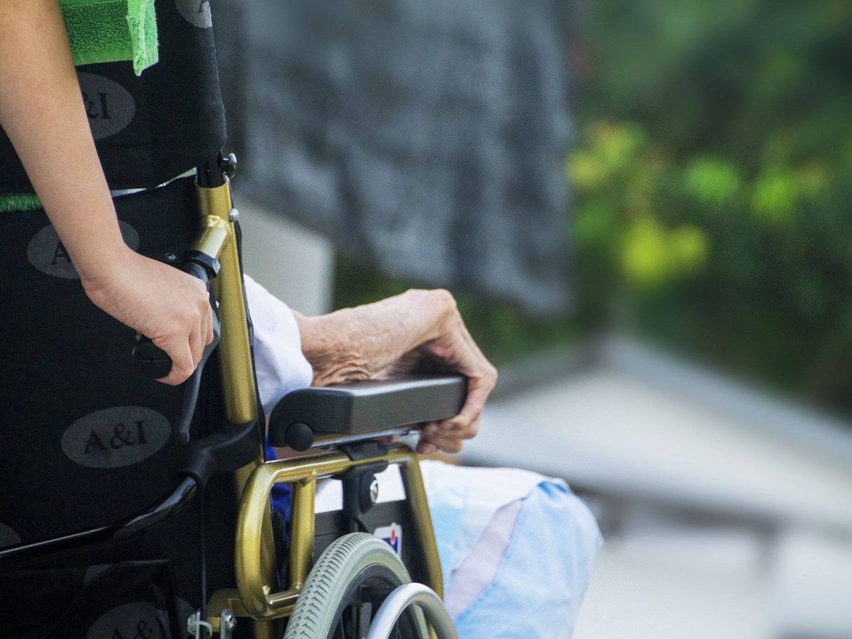 Foto: Una anciana en silla de ruedas. (Pixabay)