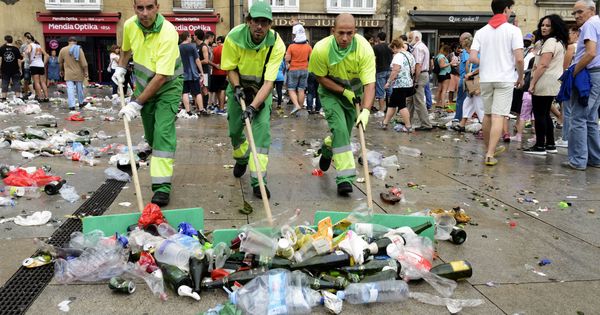 Foto: Operarios de limpieza recogen la basura de la plaza de la Virgen Blanca tras el inicio de las fiestas de Vitoria. (EFE)