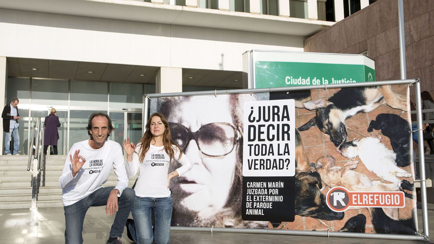 Miembros de la asociación El Refugio frente a las puertas de la Audiencia Provincial de Málaga (Daniel Pérez / EFE)