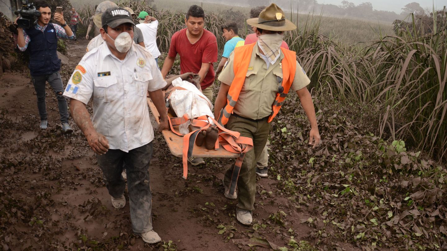 Voluntarios y miembros de rescate de Guatemala trasladan a los heridos en El Rodeo. (EFE)