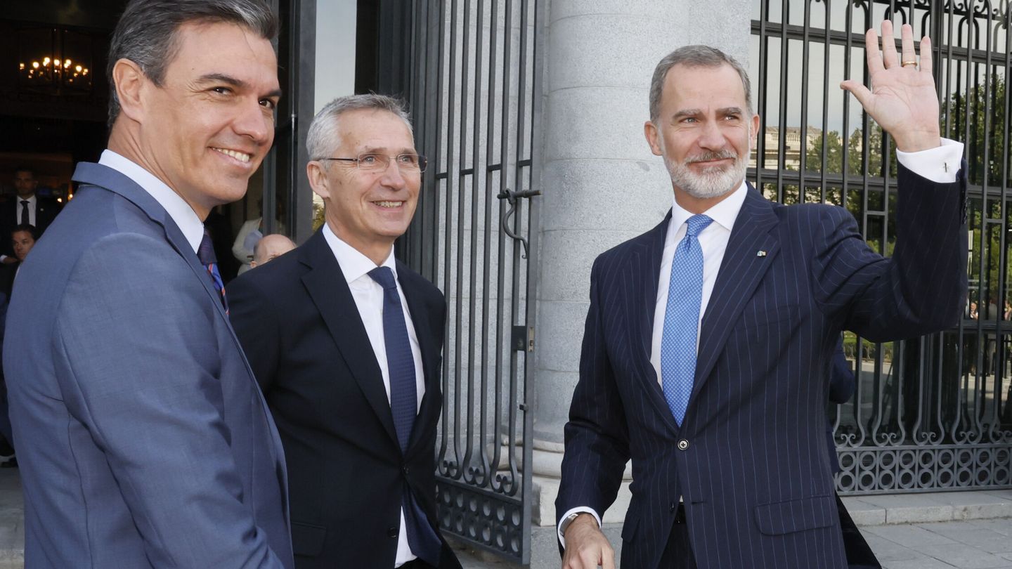 El rey Felipe VI (d) junto al secretario general de la OTAN, Jens Stoltenberg (c), y el presidente del Gobierno, Pedro Sánchez (i), este lunes en Madrid. (EFE/Pool/Ballesteros)