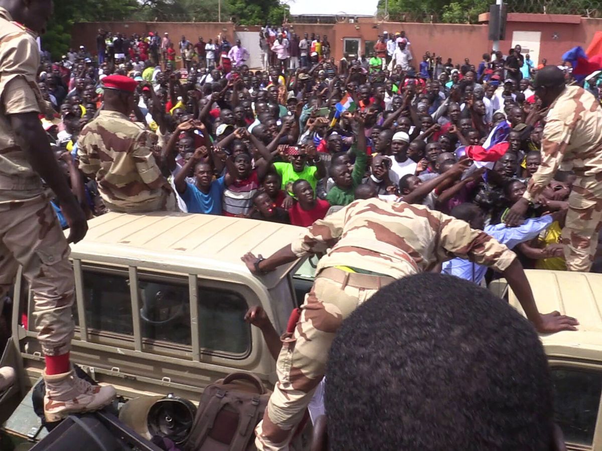 Foto: Manifestantes a favor del golpe de Estado en Níger han intentado este domingo, sin éxito, entrar en la embajada de Francia en Niamey. (EFE/Issa Ousseini)