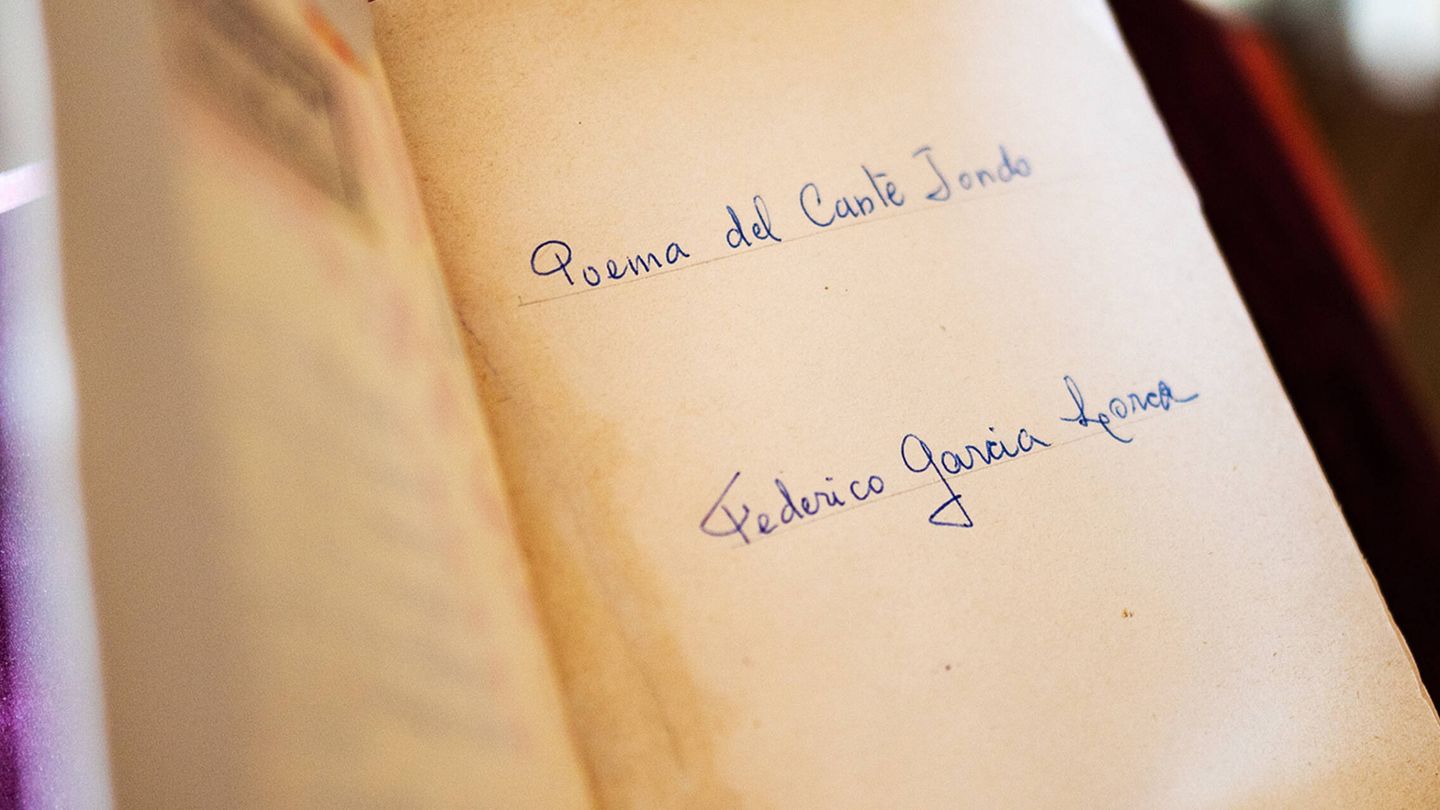 Primera edición de 'Poema del Cante Jondo' escrito por Federico García Lorca y firmada por el autor. (A. B.)