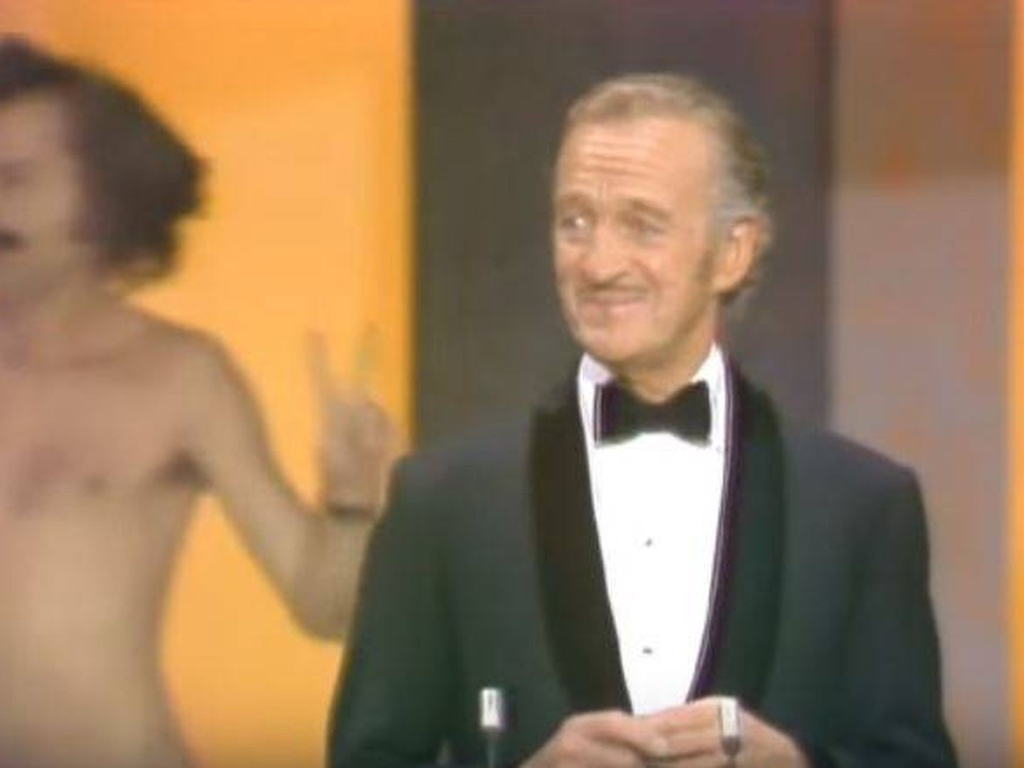 El momento en el que un espontáneo apareció desnudo tras David Niven mientras presentaba los Oscar